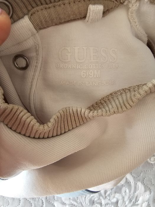 Бебешки комплект на Guess 6/9  месеца