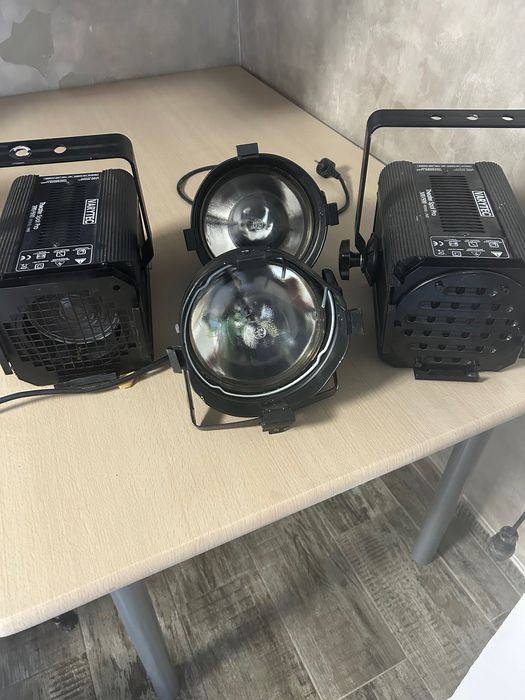 Vând set de 4 lumini pentru scenă sau DJ:
	•	2x Varytec Super Ray Pro