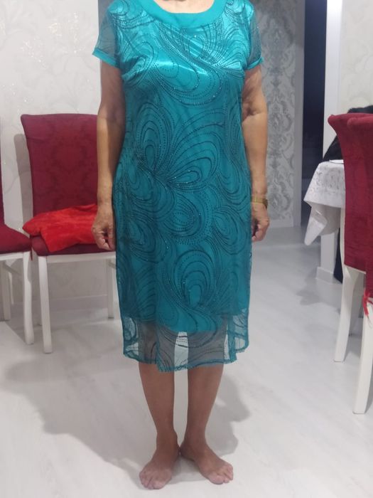 Продам платье зелёного цвета шифоновое приталенное