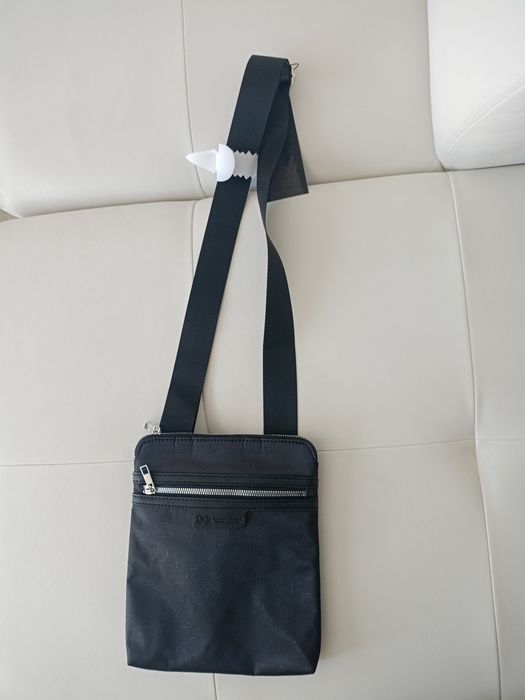 Vând borsetă bărbătească model deosebit produs de calitate superioara.