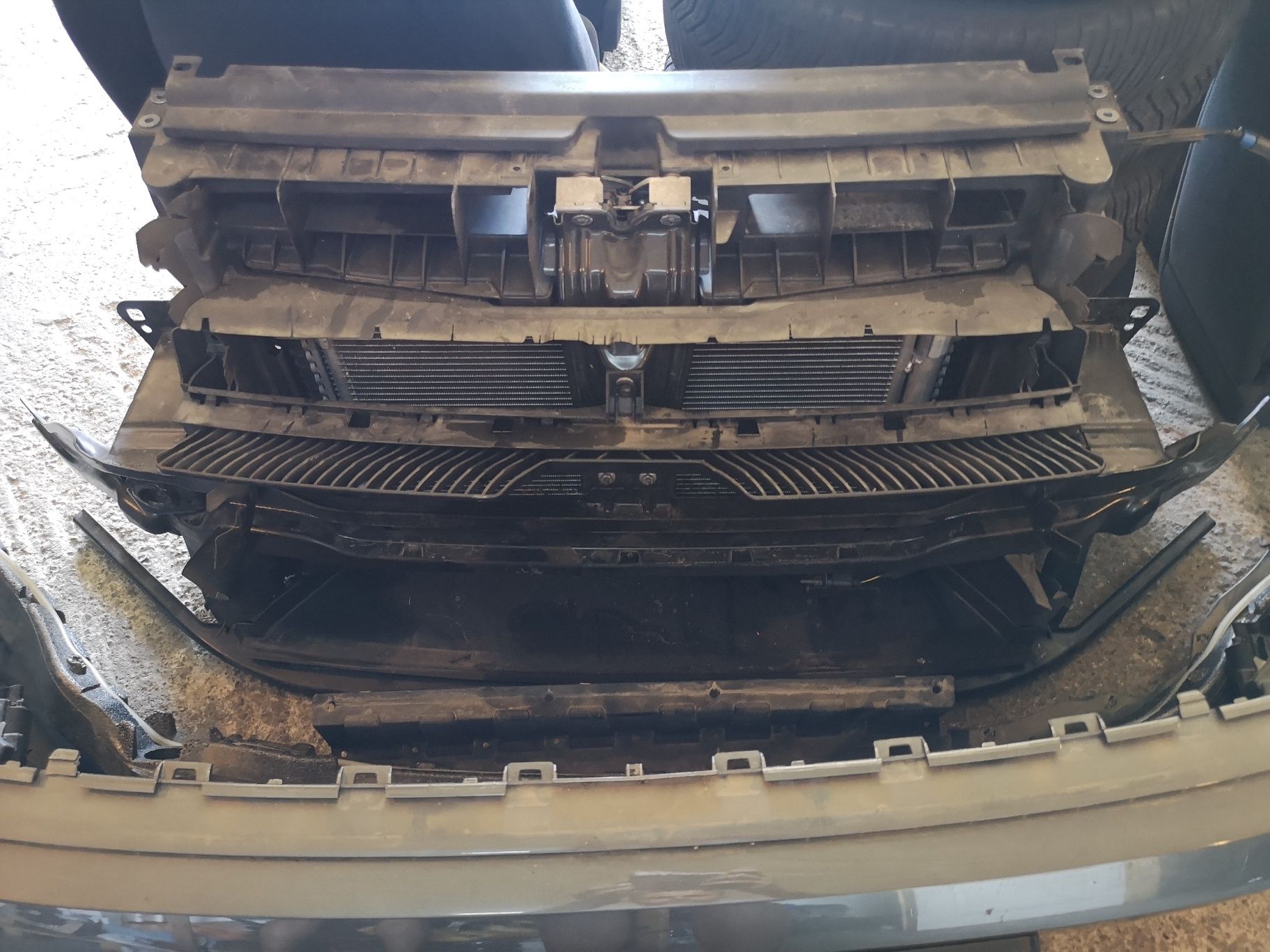Bot, fata VW Tiguan 2 2018 R-Line, bara, capota, faruri led