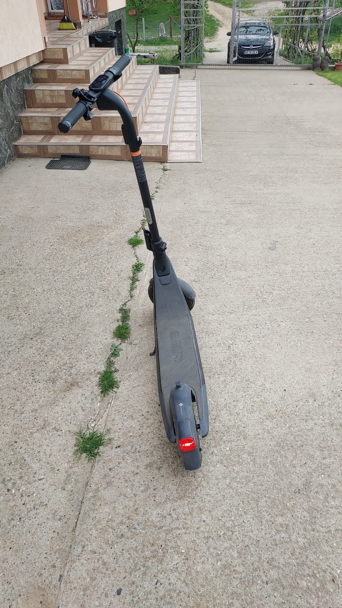 Se vinde trotineta Segway Ninebit KickScoter E2 pro