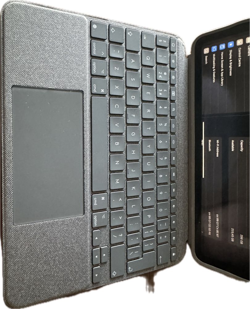 iPad Pro 11” 2-gen 256 Wi-Fi + Logitech Combo Touch keyboard