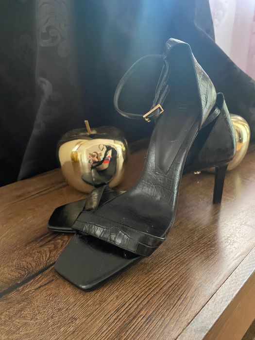 Sandale negre de piele