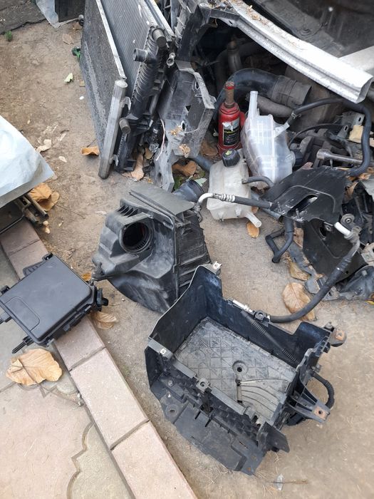 Megane 3 suport baterie / filtru si alte piese