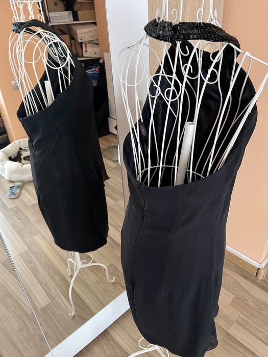 Официална черна рокля с маниста около врата - М рр.