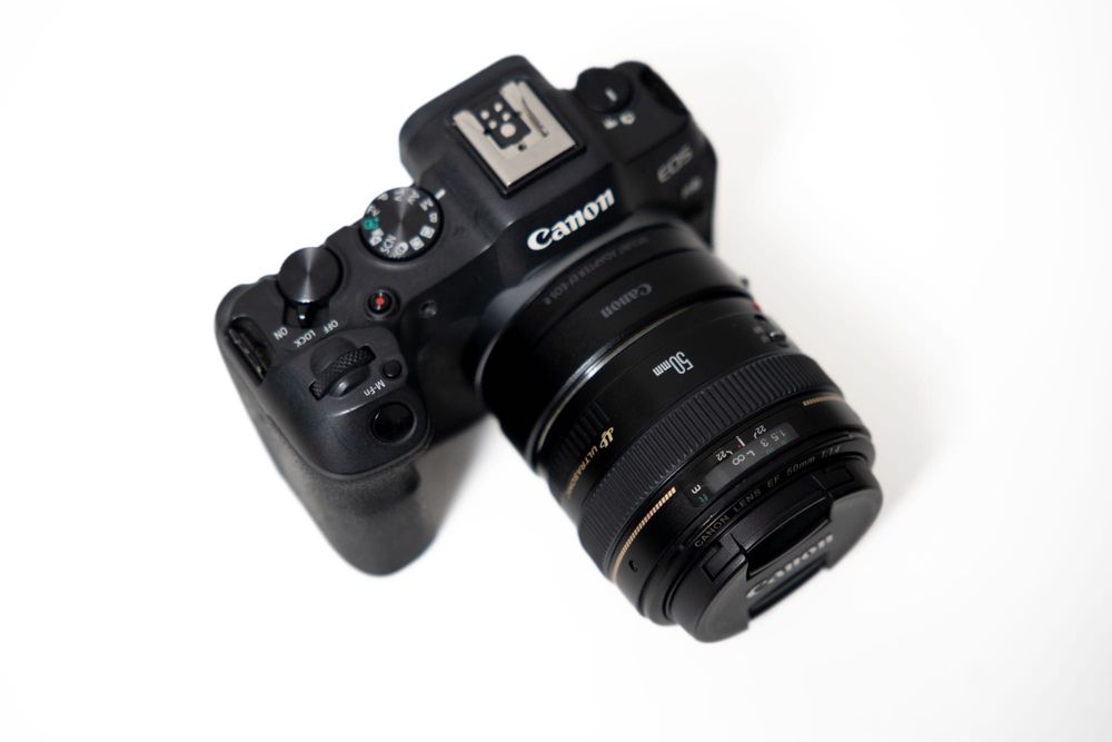 Canon EOS R8 + Obiectiv 50mm f/1.4 + Adaptor EF-EOS R