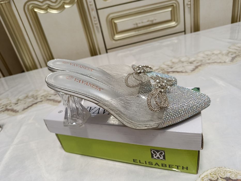 Аёллар туфлиси сотилади