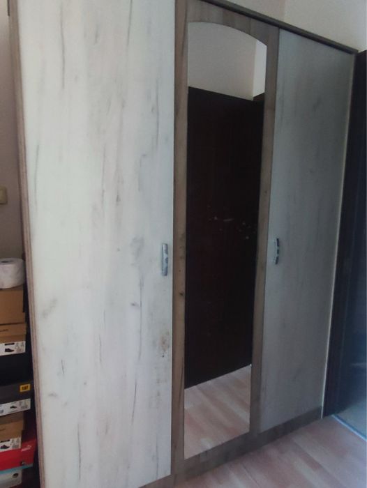 Гардероб трикрилен с огледало