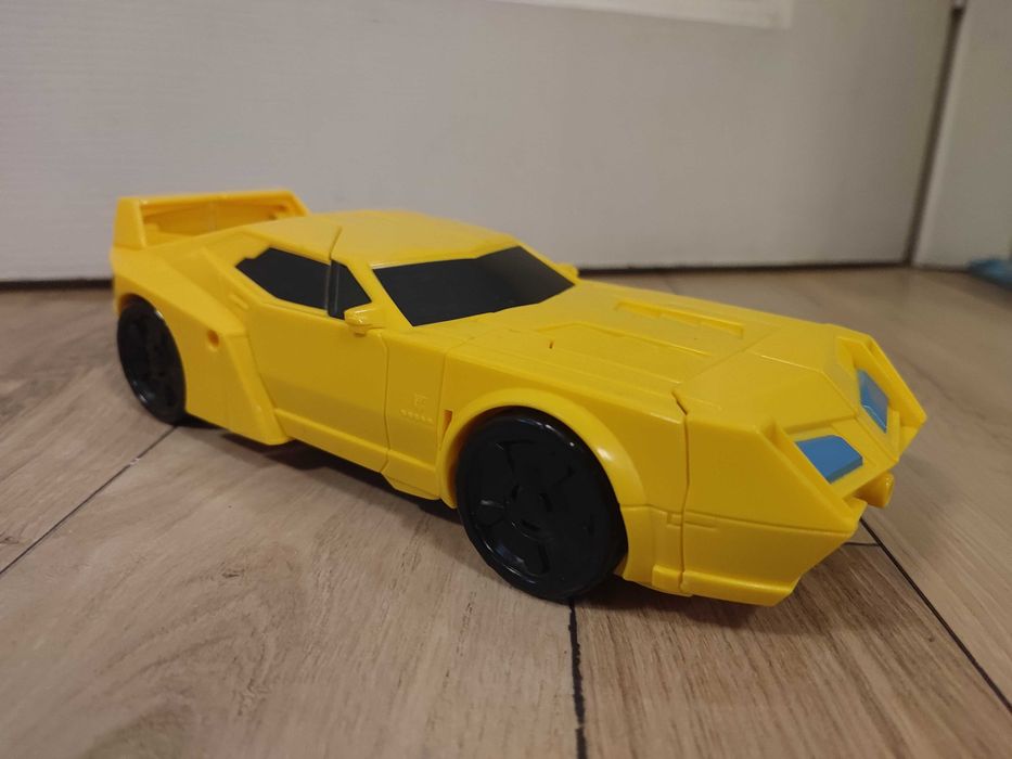 Голям робот Трансформърс Бъмбълби – издава звуци!