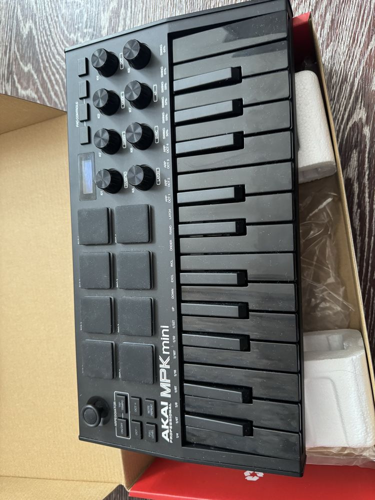 Akai MPK Mini MK3 миди клавиатура