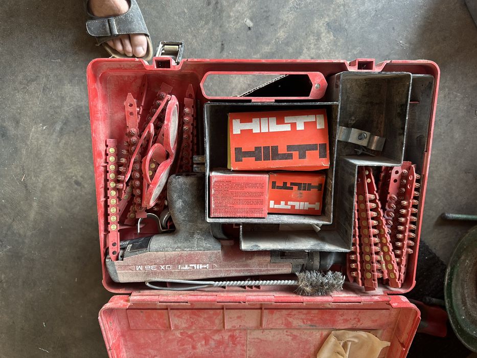 Pistol de puşcat bolțuri , capse ,