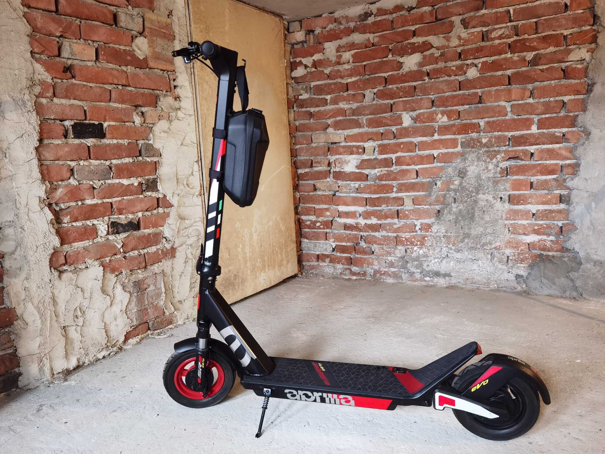 Италианска тротинетка Aprilia eSR2 Еvo, 500W, 48V, 14.4Ah, 21kg, нова.