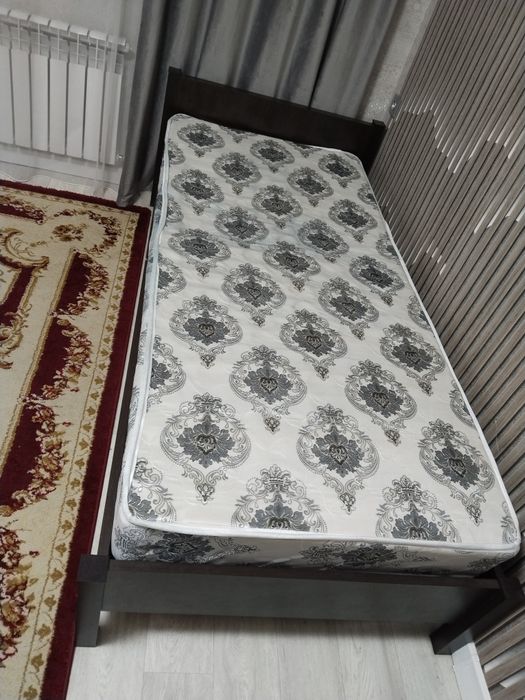 Продам кровать с матрасом