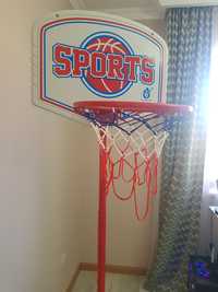 Отдельно стоящая Баскетбольная стойка с сеткой и баскетбольный мяч.
