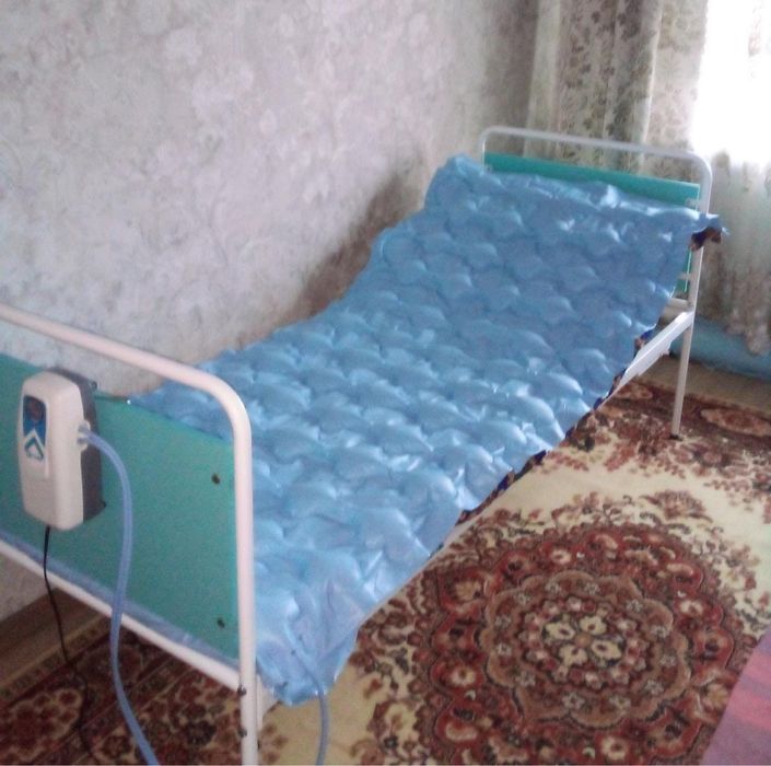медицинская кровать с матрасом