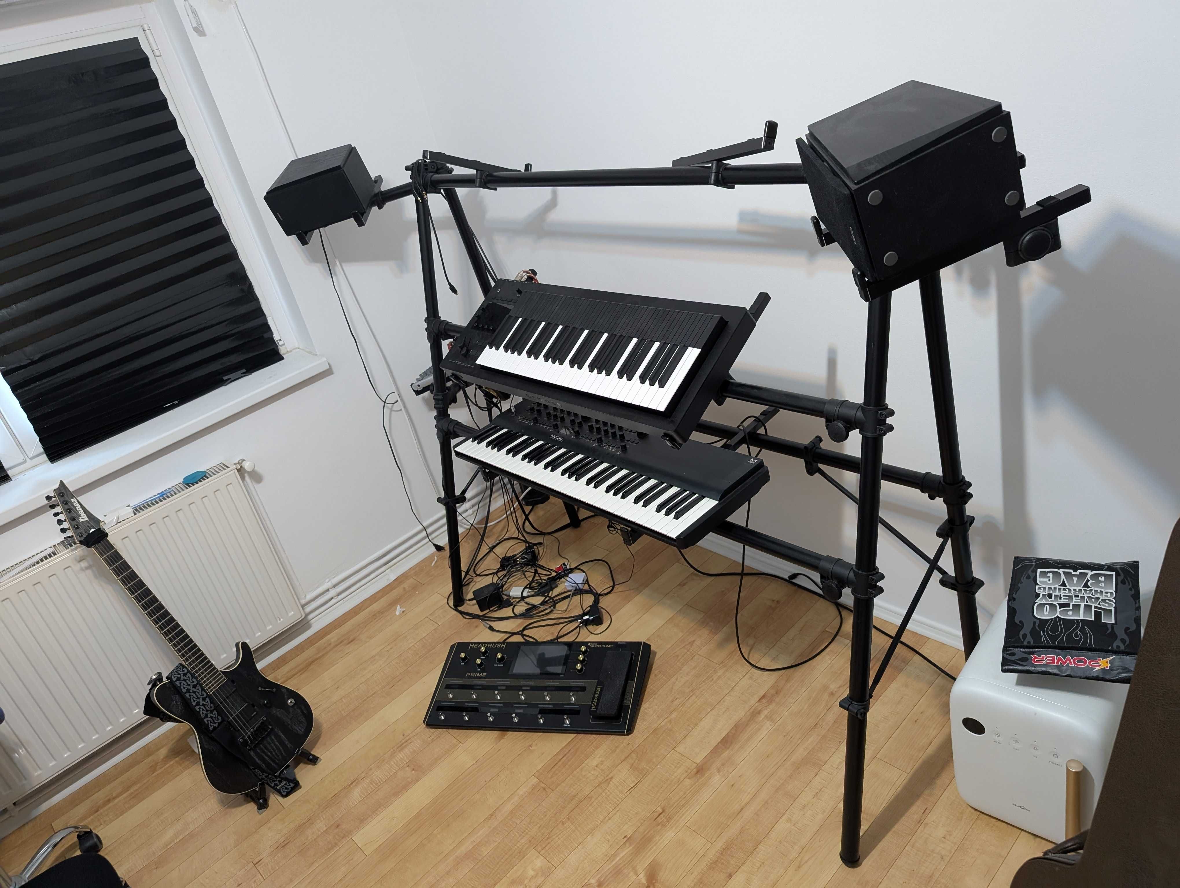 Stand pt 3 claviaturi Jaspers 3S-150B cu 3 Jaspers Monitor Holder 40B