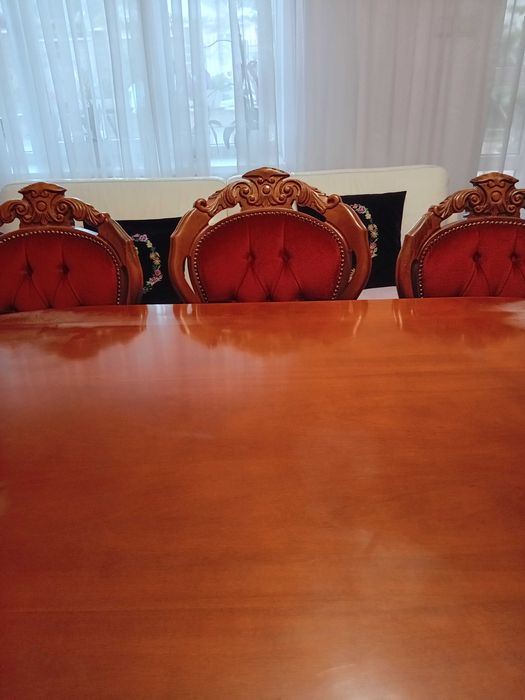 Masă scluptată cu 8 scaune .