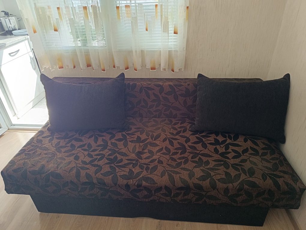 Диван с функция за сън и ракла