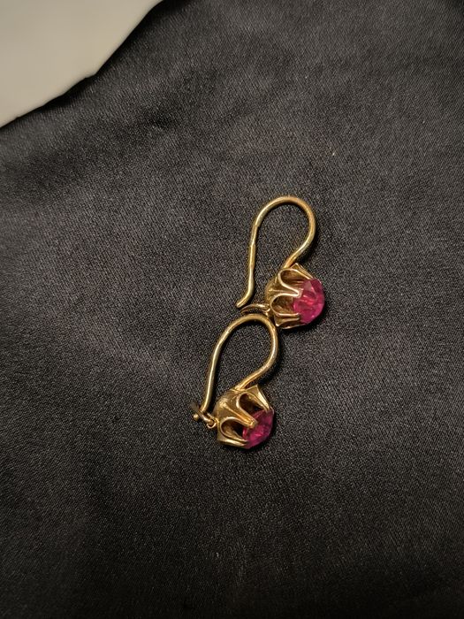 Продам золотые серьги