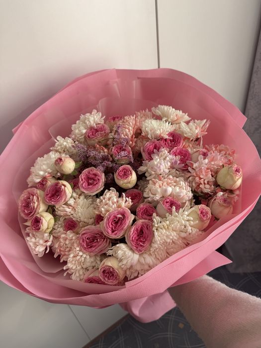 Свежий готовый букет роз в розовом оттенке