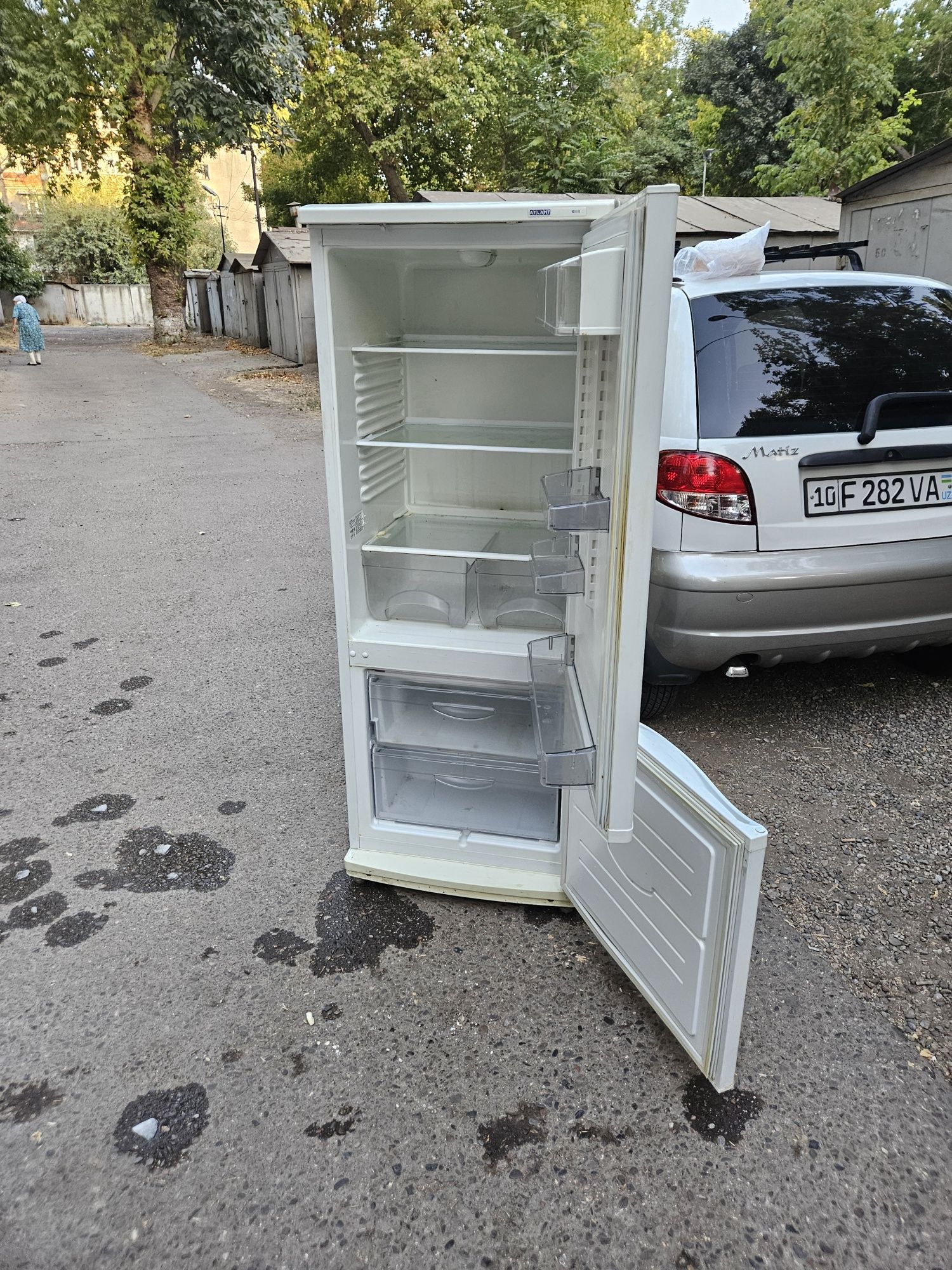 Продаётся холодильник атлант рабочий всё родной