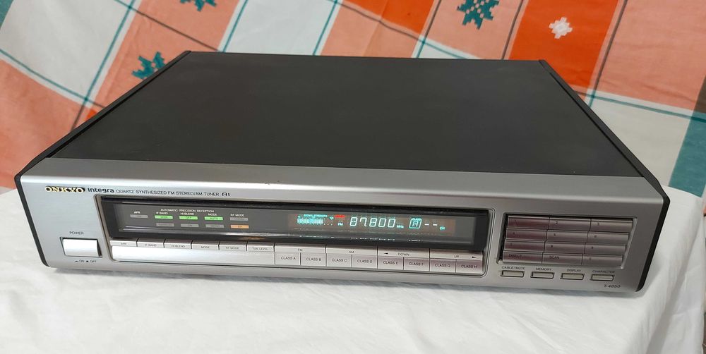 Linie Onkyo compusa din cassette deck, cd player si tuner (radio)