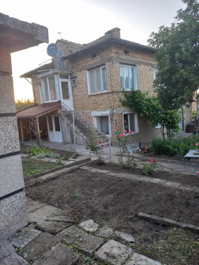 Двуетажна къща  с гараж
