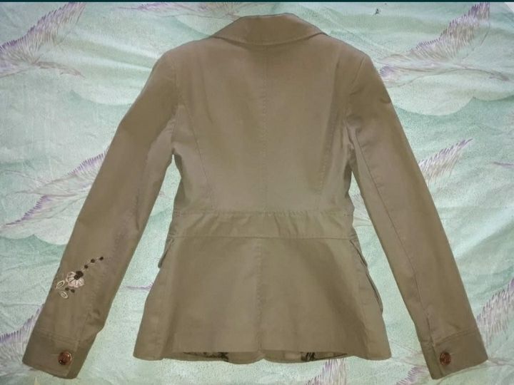Женский пиджак ' цвет типа Хаки - 44 размер
Турция 
состояние Идеал
