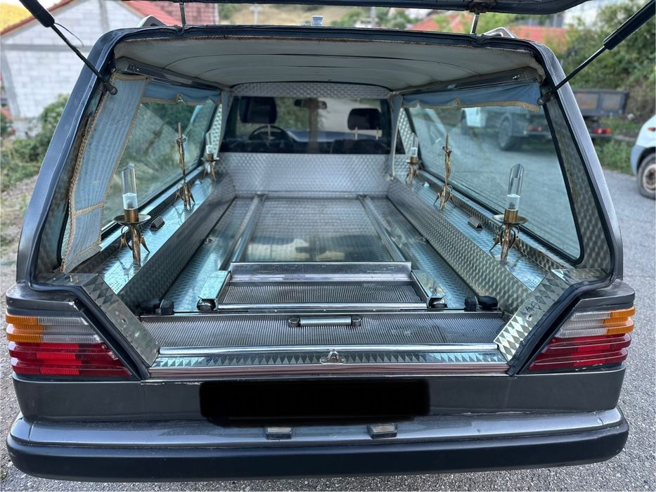 Masina funerara Mercedes