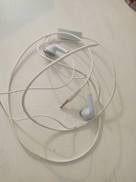 Vând căști handsfree stereo Samsung, produs de calitate superioara.