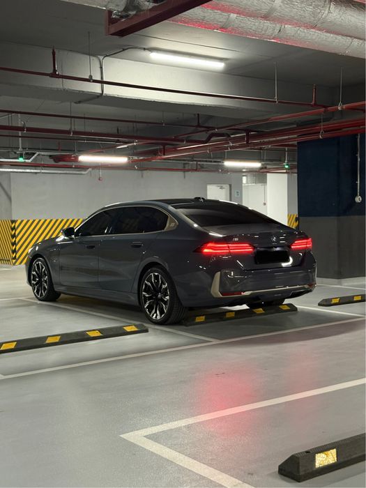 BMW I5 Luxury position