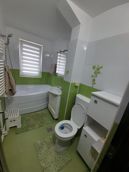 Închiriez apartament cu 4 camere
