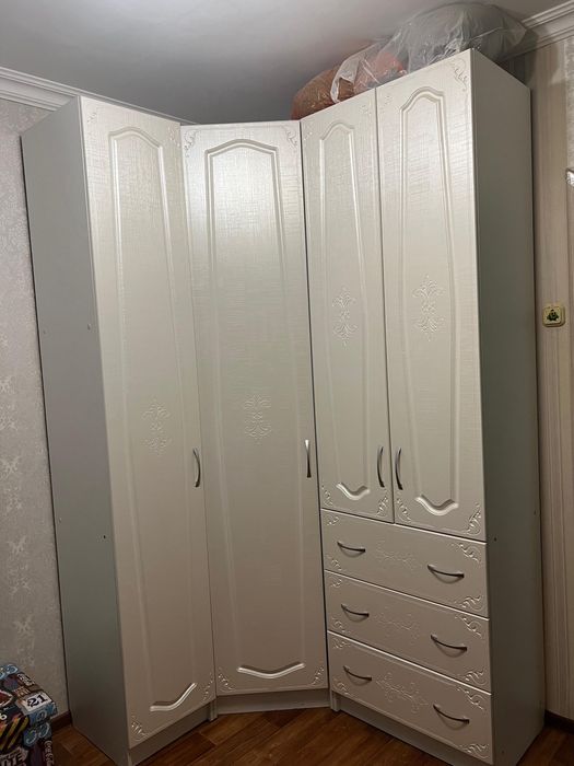 Срочно продам угловой большой фкаф