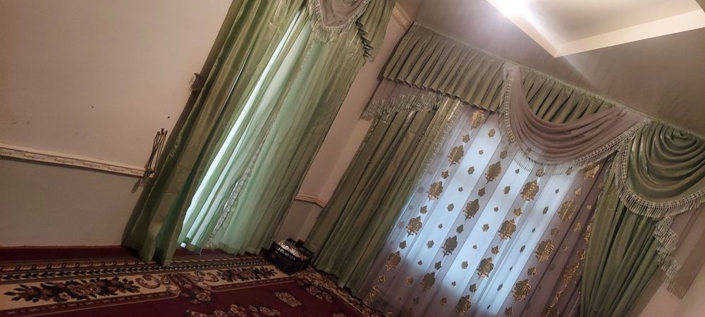 7 xona, 1 ta garaj, 2 ta podvol, 2 etajli yashab turilgan uy. 10 sotix