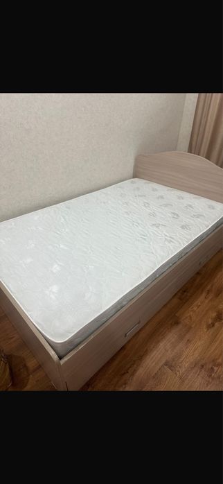 Кровать с матрасом