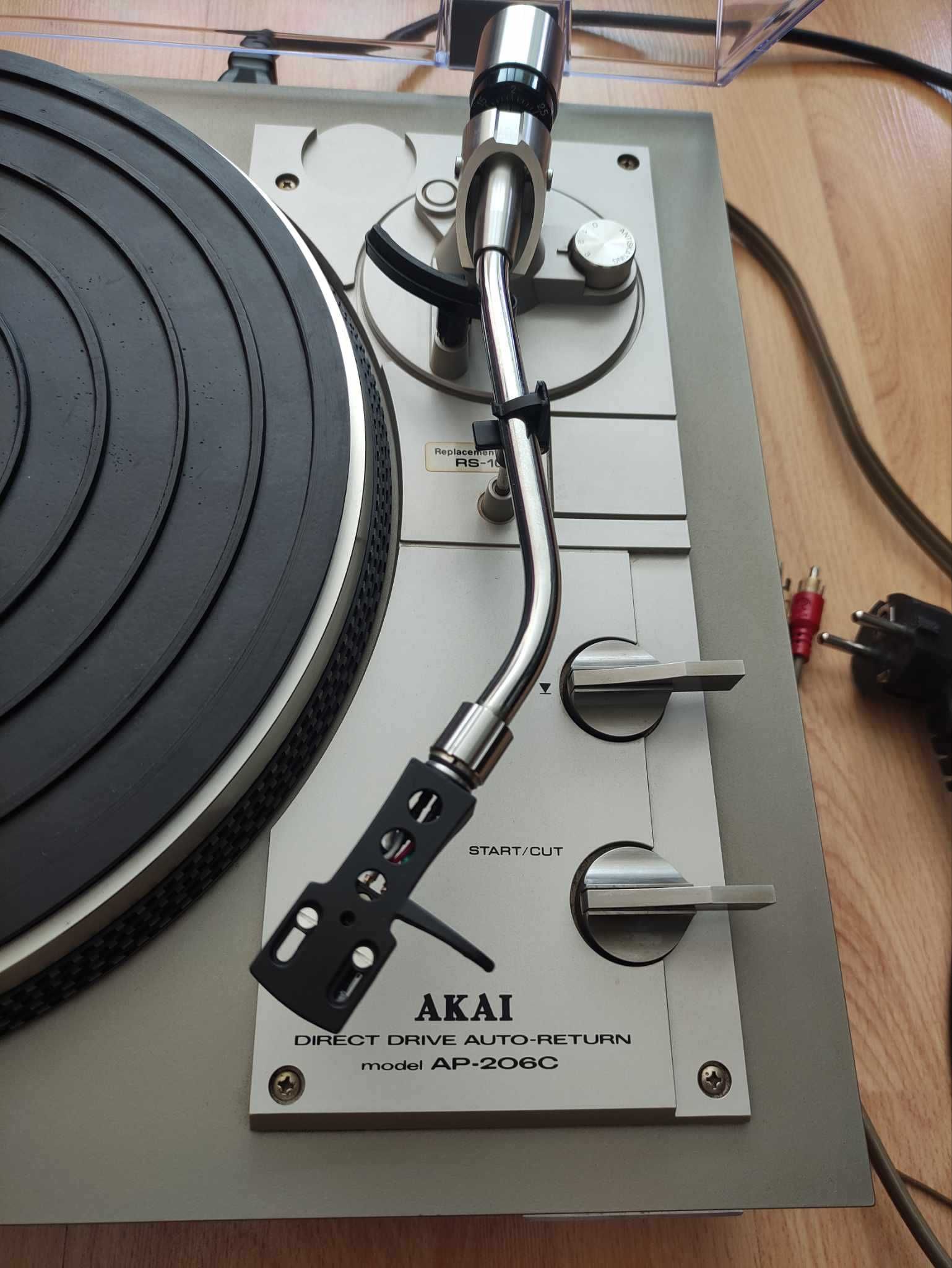 Продавам грамофон AKAI AP 206 C