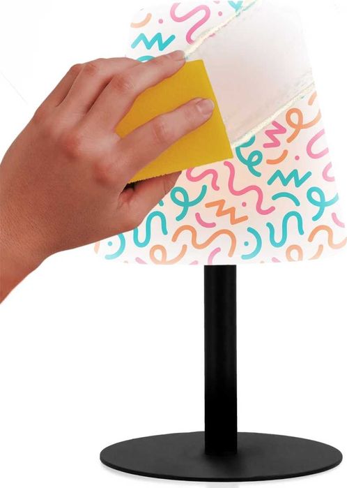 Настолната LED лампа с 3 тебеширени маркера за рисуване димируема