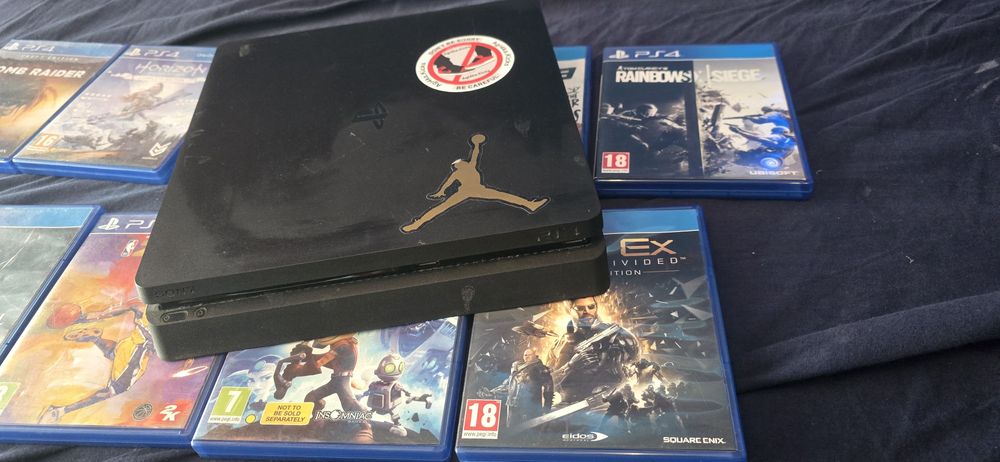 Продавам ps 4 с контролер и игри