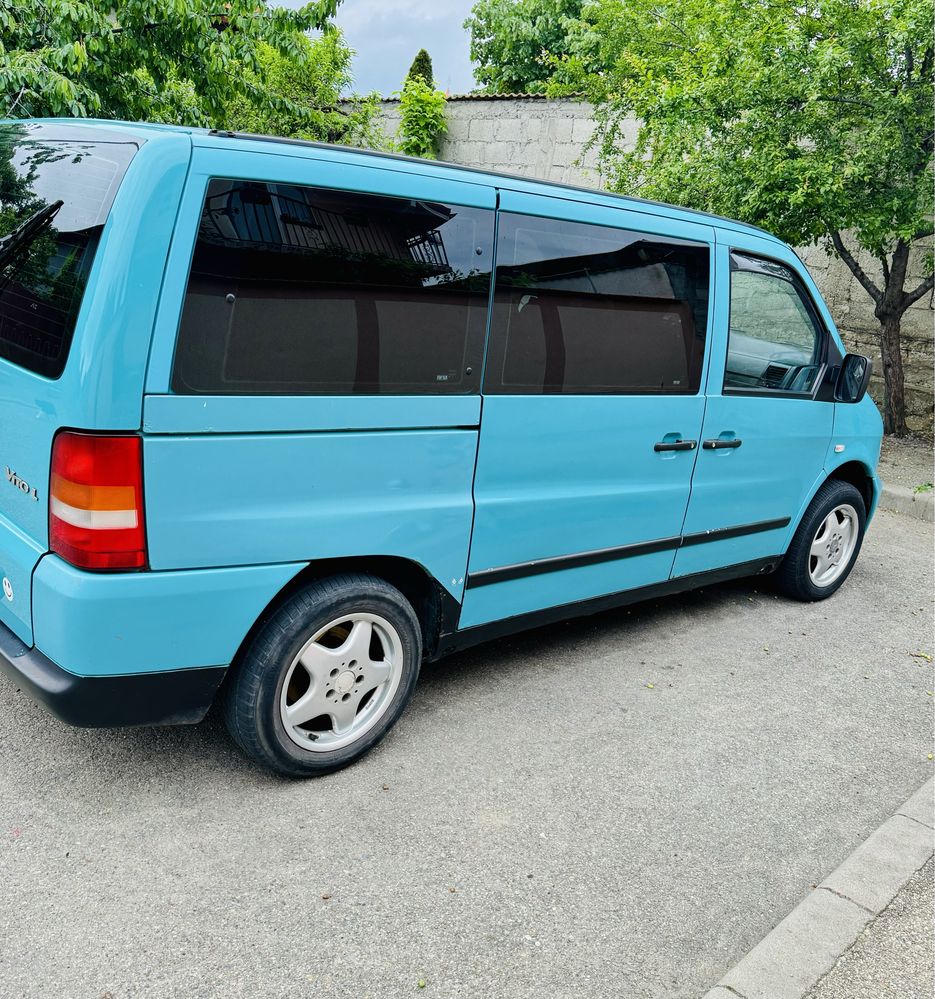 Microbuz Mercedes Vito