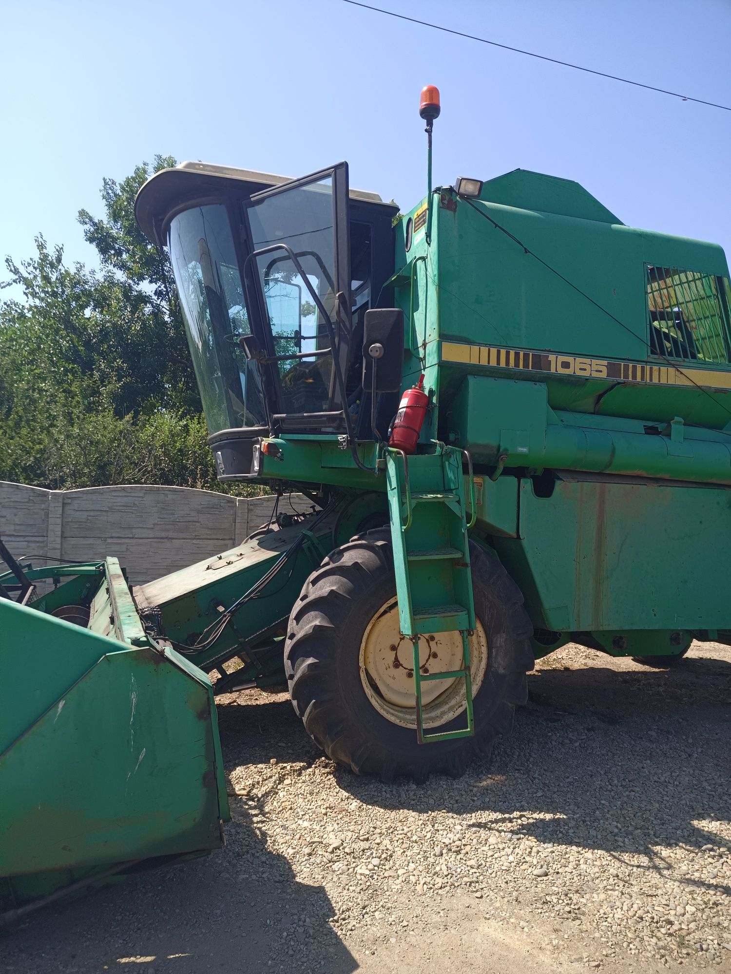 Vând sau schimb combina John Deere