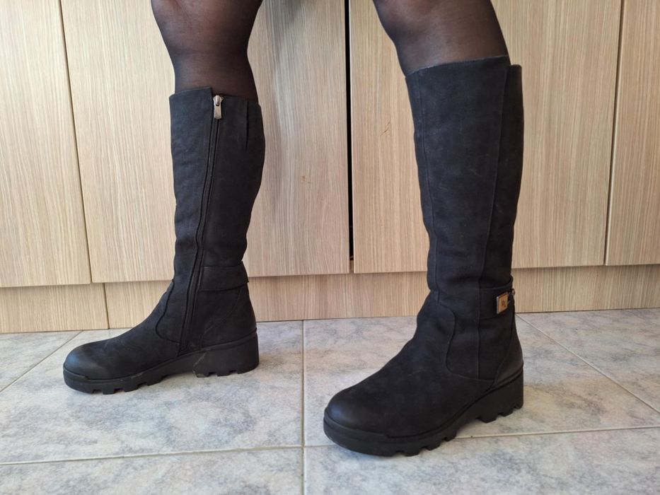 Черни ботуши, от естествена кожа ,Велур 37 номер, с добър грайфер