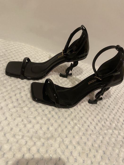 Черни токчета с червена подметка