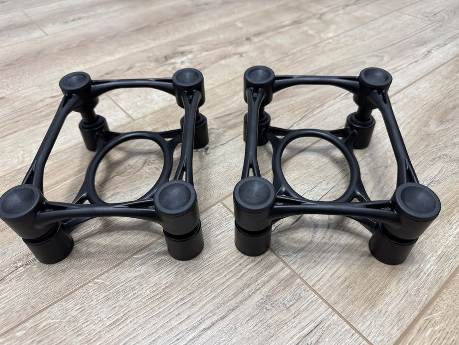 Vand stand pentru boxe IsoAcoustics Aperta