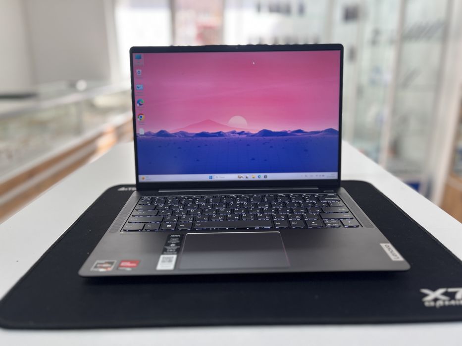 Ноутбук Lenovo.