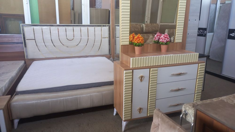 Продаётся кровать с новым матрасом есть и другие кровати