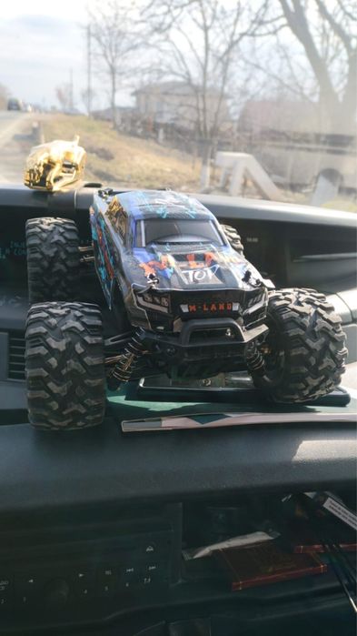 Masinuta cu telecomanda 4X4 noua cu 2 acumlatori 40Km/H