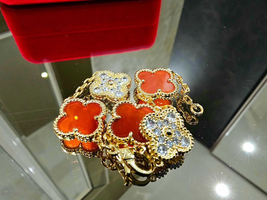 Van Cleef & Arpels VCA Gold Red Alhambra 5 Motifs Clover Дамска Гривна