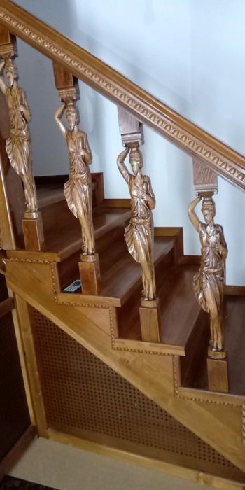 Scara sculptata, balustrada, baluștri, mână curentă.trepte, plinta
