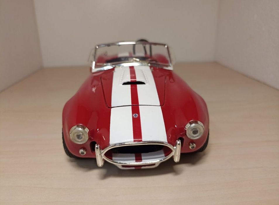 Shelby Cobra 118
Scara 1:18
Produs ERTL

Material metal+plastic

Pozel